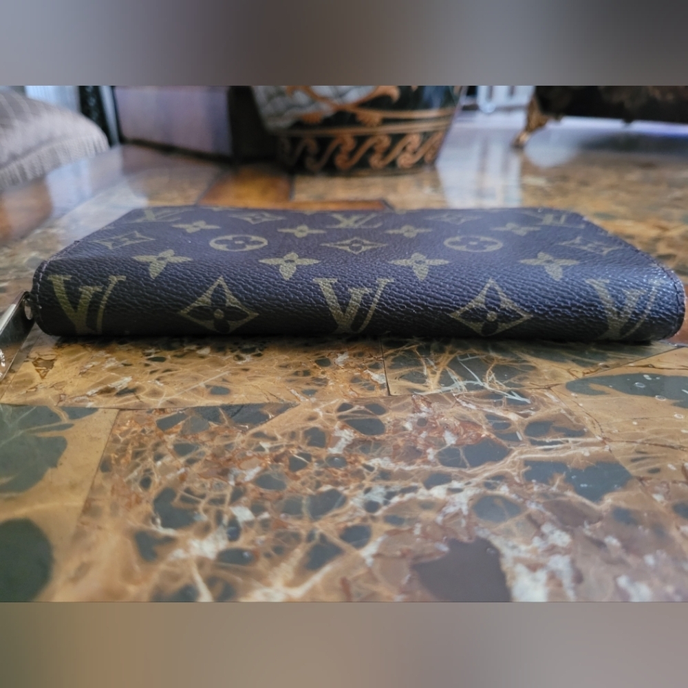Louis Vuitton Monogram Zip around Wallet - Picture 5 of 6